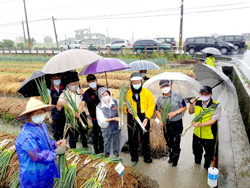 本場楊大吉副場長（右一）於9月12日風雨稍歇，即至宜蘭冬山及三星鄉勘查農業災情(由左自右為蕭健棋農友、農糧署東區分署陳吉村分署長、三星地區農會李智遠總幹事、張榮華理事長、宜蘭縣林姿妙縣長、三星鄉李志鏞鄉長、陳文昌議員、楊大吉副場長)