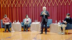 氣候變遷調適及淨零排放辦公室莊老達執行長（右二）率團隊來場舉辦巡迴座談會，除了説明會內因應策略及淨零途徑，更與東部各界溝通，凝聚各地共識共同規畫農業部門的淨零方向（左一為農糧署東區分署徐燁妃分署、右一為花蓮縣政府農政科吳秉截科長） 