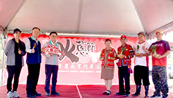 本場楊大吉場長(左三)、壽豐農會黃啓祥總幹事(左二)與壽豐鄉曾淑懿鄉長(右四)，一同見證保種圃健康種球交接給部落邱財章頭目(右三)及返鄉青農