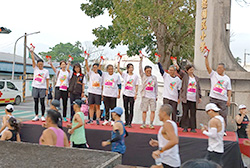 范美玲主秘、本場楊大吉場長及瑞穗鄉農會黃盛皇總幹事等為選手鳴槍起跑