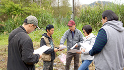 蘭陽分場作生研究室林文華副研員 (右三 )與謝振山農友在檢視土壤分析後，決定後續施肥處理，以使用微生物製劑改良土壤