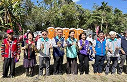 本場、農會、部落族人和月眉國小等關心原民產業的眾人在火蔥節現場一起開心採收火蔥種球