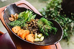 野菜拼盤是花蓮具特色的原民味