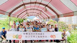 眾人肯定羅娜部落示範田技術提升，為部落坡地生產兼顧經濟與環境效益