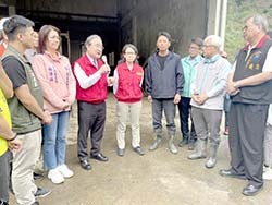 胡忠一次長 (左三 )陪同蕭美琴副總統( 左四) 視察富里及玉里水稻、雜糧及農業設施受災情形 胡忠一次長 (左三 )陪同蕭美琴副總統( 左四) 視察富里及玉里水稻、雜糧及農業設施受災情形