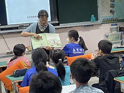 本場與新象繪本館至嘉里國小介紹五色鳥的報恩，故事媽媽向同學們說明故事裡面提到包括山胡椒及其他各種香料作物