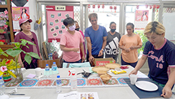 織羅部落族人現場演練桌邊服務禮儀