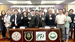 臺灣大學生農學院林裕彬院長 (前排左五 )率院內系所代表與本場簽訂合作備忘錄(MOU)，期待未來有更密切的合作
