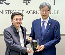 農業部陳駿季部長(右 )頒發本場藥用植物農業主題館年度推薦主題館獎座與楊大吉場長