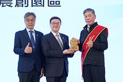 行政院卓榮泰院長 (中 )及農業部陳駿季部長( 左) 頒獎予冬山農會葉天明代理總幹事( 右)