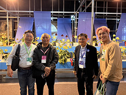 本場楊大吉場長(右二)參加臺灣國際蘭展，並恭賀三星蘭園張文賢農友(左二)所育成的蘭花獲得評審青睞