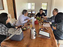 本場研究團隊與吳慶鐘班長(左三)討論農莊未來循環場域設計情形，包括物質流循環圖繪製、循環料源利用及食農教育輔導等面向