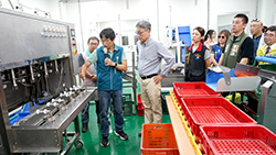 瑞穗農會黃盛皇總幹事帶領陳駿季部長參訪文旦加工產線，本場邱淑媛研究員也向部長說明場內文旦全果利用的研究成果