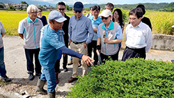 生態營造合作農友向陳駿季部長說明試驗執行情形