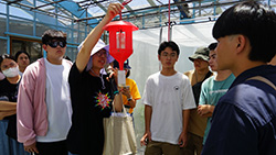 本場植保研究室帶領植醫系師生瞭解相關研究，上圖為山胡椒小蠹額誘引裝置