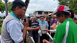 本場李睿家助研員向農友說明場內育成水稻新品種花蓮27號