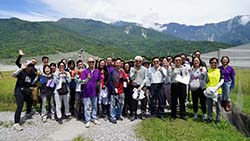 本場舉辦宜蘭花蓮場內外試驗考評，期望研究成果為農友解決當前困境(上圖為參訪宜蘭頭城烏石港有機促進區)