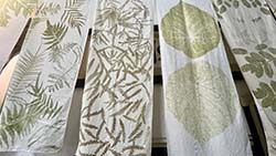 本場辦理原民植物敲拓染研習，帶領學員從辨認植物開始，再將其拓染於方巾等布材，未來將結合部落遊程，提升休閒產業價值