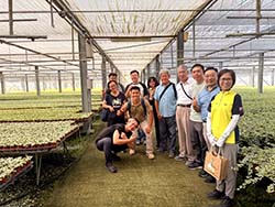 本場邀請中興大學朱建鏞榮譽教授(上圖右四)，以及農友種苗公司張佳惠副總(下圖左五)一行來場演講，並至轄區參訪相關農產業