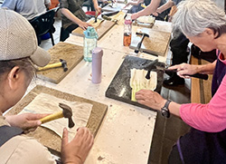 本場舉辦植物樹皮布工藝手作課程，講師帶領學員從認識構樹、樹皮採摘到成品製作，過程新奇有趣