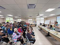 本場楊大吉場長向鳳林鎮受災農友說明農田復育措施