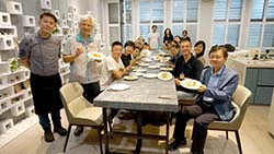 本場與綠色餐飲業者交流花蓮特色水稻品種，即使下雨也要參訪百年品種吉野1號的獻穀田，另外也帶領大家實際品評各品種白米以及燉飯的滋味