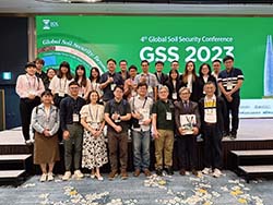 共同參與研討會的臺灣研究人員與研討會主席(右二)於研討會現場合影