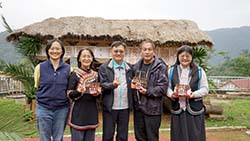 本場、慈心基金會與卓溪鄉3所在地小學一同合作，以布農食農扎根校園為目標，讓布農族傳統農耕及飲食文化傳承給下一代(自左而右為慈心基金會詹于諄專員、太平國小余貞玉校長、本場楊大吉場長、卓樂國小高玉樹校長，以及卓清國小劉千瑜校長)