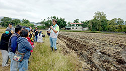 本場倪禮豐助研員向光復鄉農友說明淤田改良方法