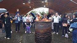 外賓參訪強制通氣型碳化桶製作碳化稻殼