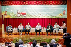 主題I除了主講人外，並邀請臺東縣魯凱族歐春香女士、花蓮縣阿美族吳雪月女士、菲律賓洛斯巴諾斯大學(UPLB)LornaE.Sister博士等社區族人代表共同與談