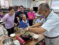 三組各自料理野菜湯，主要材料有南瓜葉、佛手瓜、木鱉葉等。有些長輩還會互相提醒不要加太多鹽，對健康不好
