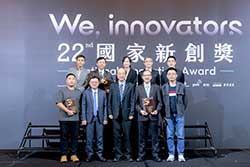 本場2大研究成果獲獎，楊大吉場長(一排左二)帶領研究人員林立主任(二排中)、王啓正副研員(二排左二)、李易樺助研員(一排左一)，以及張光華技士(二排左一)與即鮮果物公司林政生董事長(一排右一)領獎，並由主辦單位生策會翁啟惠會長(一排中)頒獎