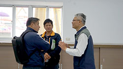 本場邀請楊嘉凌研究員(右一)向稻農傳授各項栽培技巧