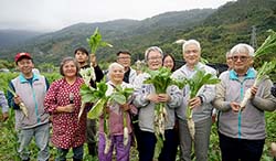 行政院「馬太鞍溪堰塞湖災後復原重建中央協調會報」陳金德執行秘書(右三)、洪宗楷副執行秘書(後左二)、陳為祥副主任委員(右二)至光復瑪布隆農場視察農田復耕情形