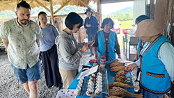 南安布農豆豆班的迪娜們展示部落內豐富的豆類、穀類、雜草標本，以及混農林栽培方法