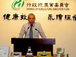 本場張秘書建生5月6日於行政院農業委員會記者會中，向各界說明本場對臺灣原生花卉保健產品研發成果
