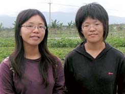 陳鈺玲(右)與姐姐陳詩怡(左)返鄉從農，與父母合力經營伍佰戶有機農場