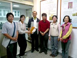 本場研究人員帶領邱奕儒等花蓮樸門部落的夥伴，參觀本場種子保存設備以及針對保存方法及種類提出建議