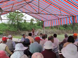 本場舉辦多場作物合理化施肥觀摩會，並請示範農友現身說法，讓更多農友體會到合理化施肥的好處