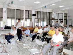 冬山鄉文旦產銷班第2班江潮陽班長提出果實蠅孳生的問題