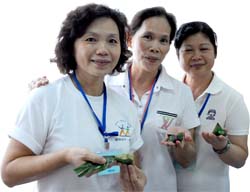 獲得冠軍的新城地區農會家政班田媽媽代表隊王素貞(中)及其班員