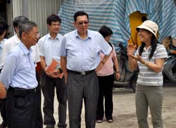 黃有才副主委(中)與本場黃鵬場長(左)探訪東華有機專區－伍佰戶有機農場，農場主人林佩汝介紹農場營運現況，女兒陳詩怡提出蔬果加工以及外銷等問題