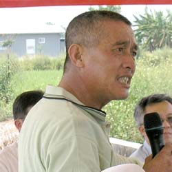 張榮昌農友於青蔥健康 管理生產體系示範觀摩 會，與現場農友分享經 驗談