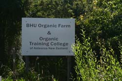 BHU和其附屬的有機農業訓練學校招牌