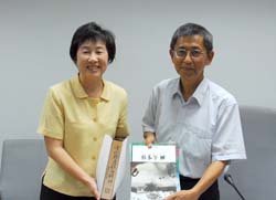 萬鍾汶教授(左)應本場黃鵬場長之邀來場演講，為在地化農業進行一席深入淺出的介紹，並為台灣所借鏡