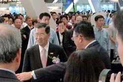 農委會黃有才副主委(左)向蕭萬長 副總統介紹農業館最新農業科技及 研發成果