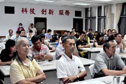 本場舉辦有機農產品產銷輔導座談會，花宜地區農友出席踴躍 大愛志學農場卓阿敏(右上)提出有機專區相關建議