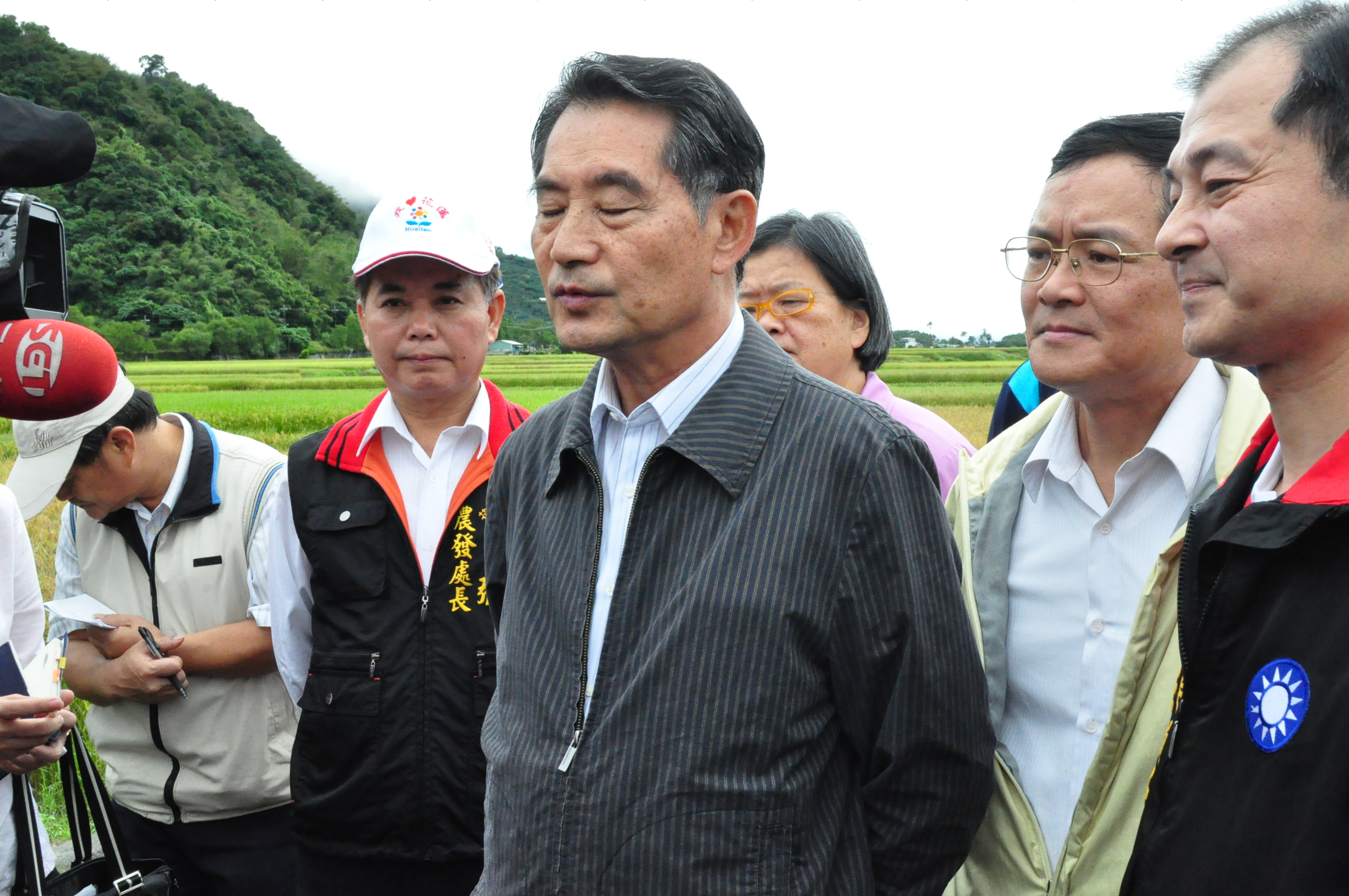 農委會陳武雄主委11月18日至花蓮台東等水稻產區，關心因連續大雨造成之災情，並承諾政府盡最大努力幫助農民
