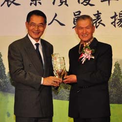 農委會陳武雄主委(左)表揚本場前場長黃山內博士(右)，積極推動國內有機農業發展